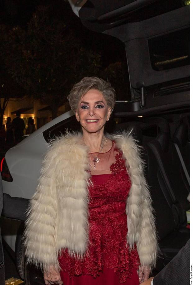 “Cuquita” Abarca, viuda del “Charro de Huentitán” y abuela de Alex, se veía guapísima en la boda de su nieto.