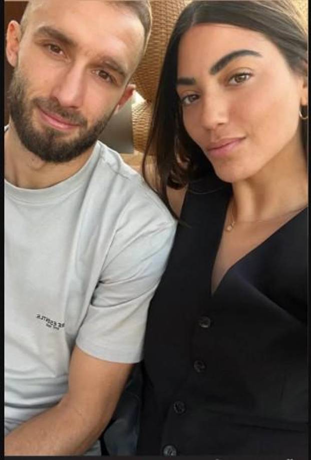 Germán Pezzella aprovechó el descanso junto a su novia Agustina Bascerano.