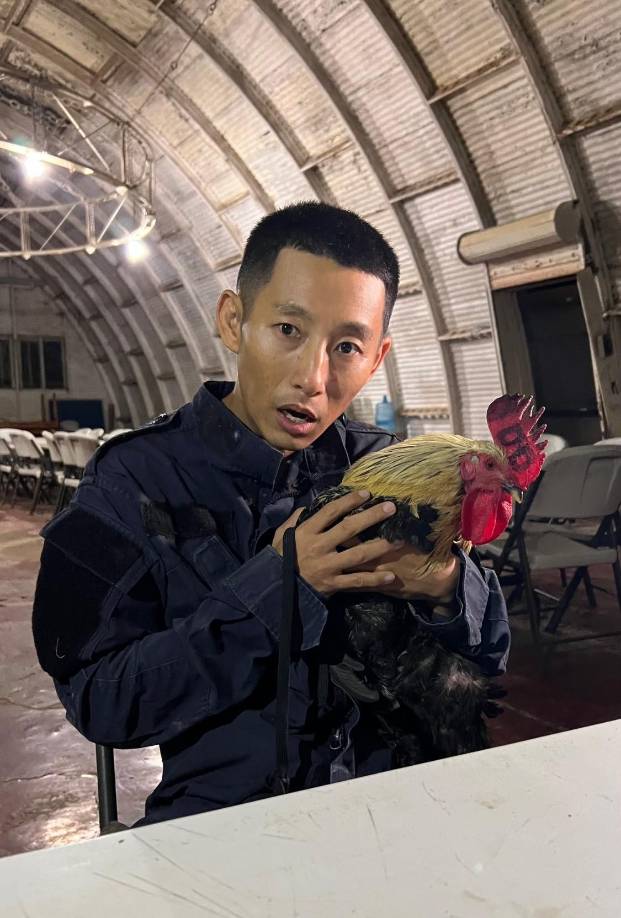 Dentro de las instalaciones de Los Cobras, el también filántropo, que es muy querido por los hondureños, posó con indumentaria de Fuerzas Especiales y junto a un gallo, su mascota mientras realiza su aventura.