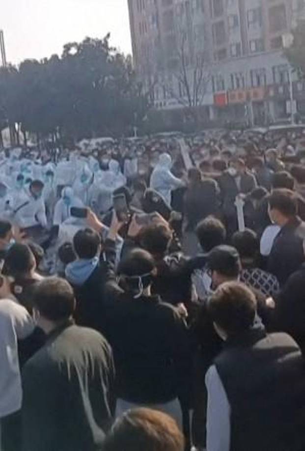 En Urumqi, en la región de Xinjiang (oeste), diez personas fallecieron el jueves en un incendio. El siniestro generó indignación en las redes sociales por considerar que los confinamientos complicaron el rescate de las víctimas.