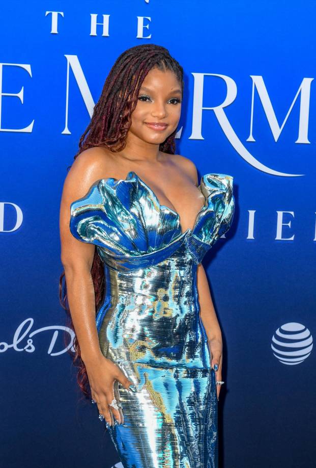 Cuando la actriz Halle Bailey llegó, todos los fotógrafos se fijaron en ella, captando cada uno de los movimientos de la nueva Ariel. 
