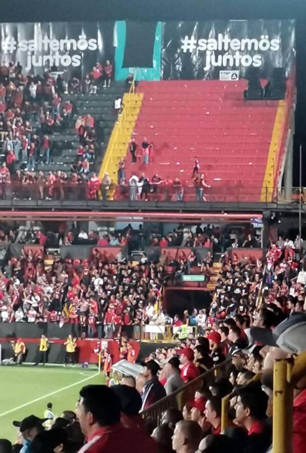 En el minuto 68, la Policía de Costa Rica retiró a la barra del Olimpia del estadio y la custodiaron.