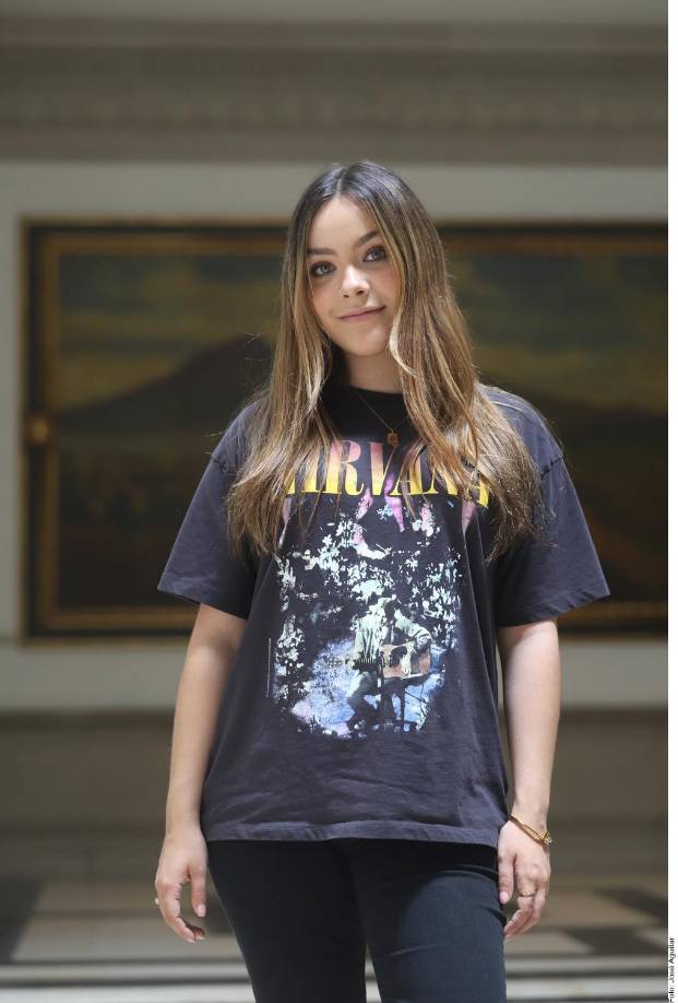 Ahora Angie Vázquez se estrena como solista con su primer EP titulado Recuerdo, material con el que además se dio la oportunidad de experimentar como compositora, pues los cinco temas incluidos son de su inspiración.