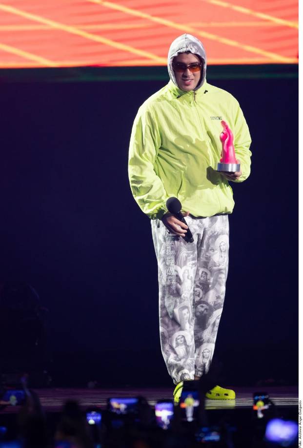 Los “Hoodies” y “Jogger” cobraron protagonismo en las calles latinoamericanas cuando el intérprete de “Titi me preguntó”, empezó a incluirlos en sus looks de gira e incluso presentaciones especiales para premios o televisión.