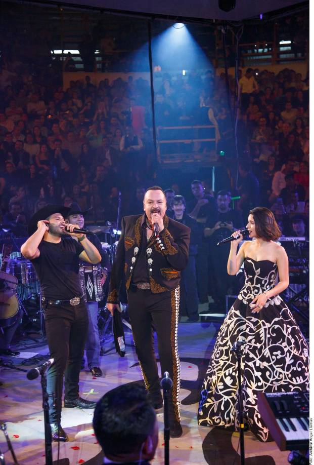 “Detrás de cámara estaba muy callada, con su Alzheimer no comunicaba tanto, ella en su mundo. Mi maquillista la fue a arreglar y se veía muy bonita.”En cuanto prendieron las luces se transformó, y me acordé de mi abuela, que se transformaba. Se arreglaba hasta para un videíto en el teléfono”, platicó la nieta de los fallecidos Antonio Aguilar y Flor Silvestre.