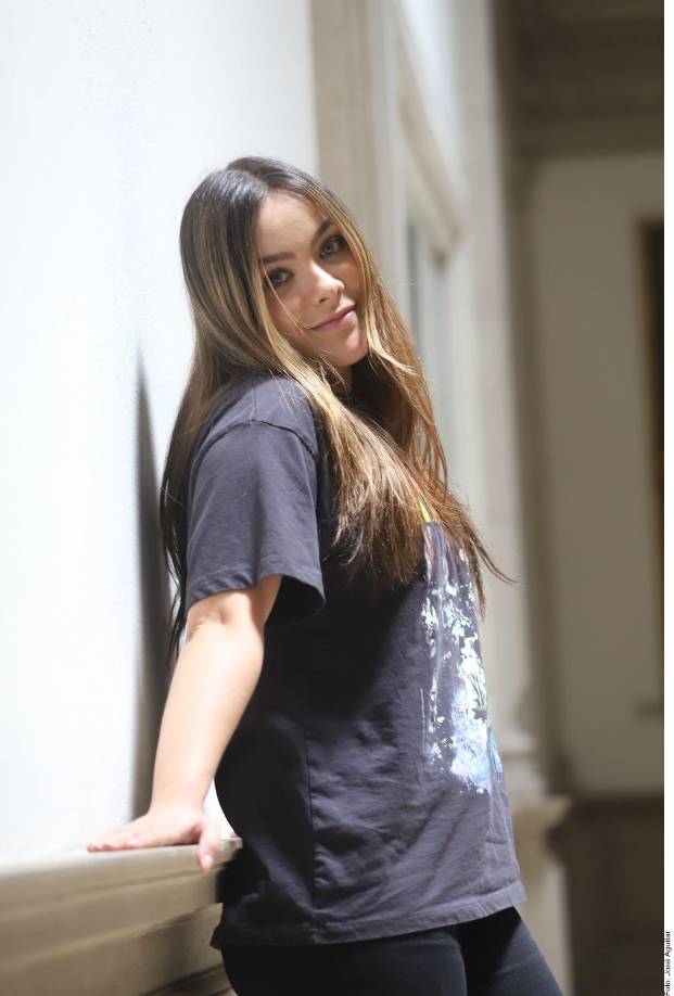 “Feliz de estar de regreso con nuevo material totalmente inédito en una nueva etapa, ahora como solista, todo totalmente nuevo para mi. “Recuerdo es apenas una probadita del disco completo que saldrá en septiembre con 12 canciones”, expresó Angie a medios internacionales.