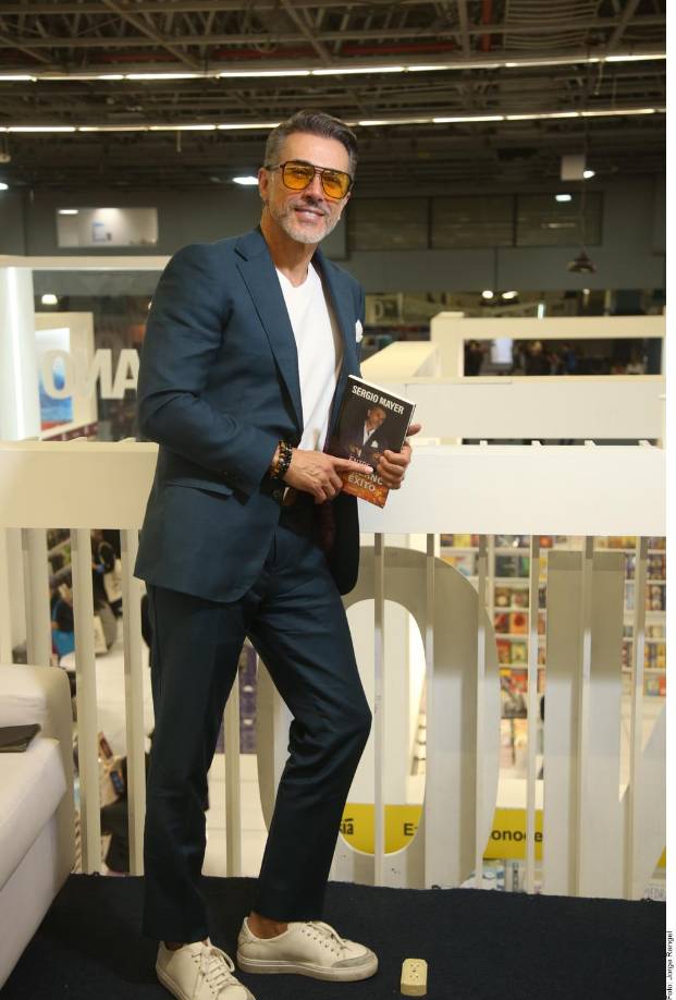 “Es importante que la gente lea el libro y analice desde ese punto de vista. Ella (Anabel) ya dijo que lleva 18 años investigándome y aquí estoy sentado esperando a que me demuestre con algún hecho o algún elemento, no con un libro de fantasía”, compartió Mayer en entrevista. El proceso para dar forma a Entre el Infierno y el Éxito implicó que Mayer consultara a sus allegados para recordar algunos temas, pues el actor señaló que no tiene buena memoria. 