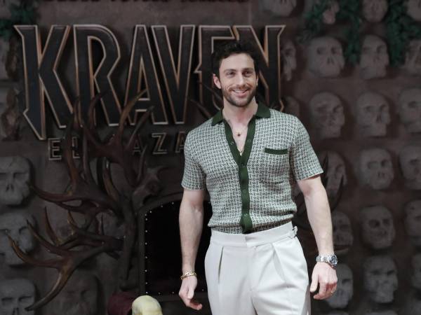 Al grito de ‘¡Aaron, hermano, ya eres mexicano!’ los fanáticos mexicanos recibieron la nueva cinta del villano del universo Spiderman de Marvel ‘Kraven, el cazador’, cuyo protagonista, el británico Aaron Taylor-Johnson, sorprendió a los aficionados con una visita este jueves y viernes.
