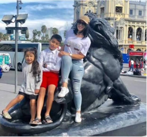 La familia de Emilio Izaguirre aprovechó el corto tiempo de estadía en Barcelona para conocer la ciudad.