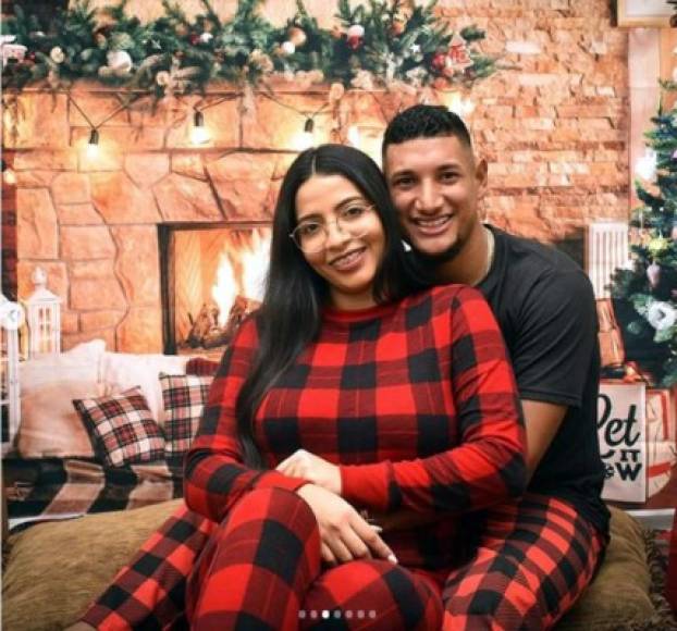 Bryan Acosta - El mediocampista del FC Dallas de la MLS con su esposa Mavis Hernández.