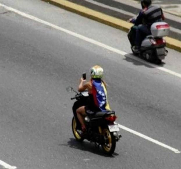 Caterina forma parte de 'los motorizados' que acompañan a los manifestantes opositores.