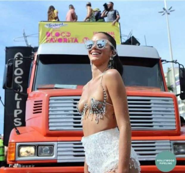 Bruna Marquezine enamoró a muchos con su sexy look en el carnaval de Río de Janeiro.