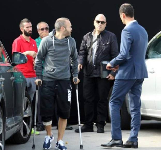Iniesta llegó en muletas y al final no pudo manejar tras su lesión del pasado sábado.