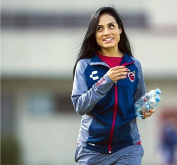 Los Tiburones Rojos de Veracruz quizás no tengan el mejor equipo del Torneo Apertura 2018, pero no todo es malo, pues tienen a la doctora más bella del fútbol mexicano.