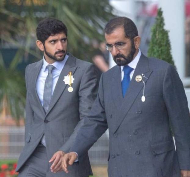 Fazza también presume sus compromisos reales con su padre, el jeque Mohammed bin Rashid.