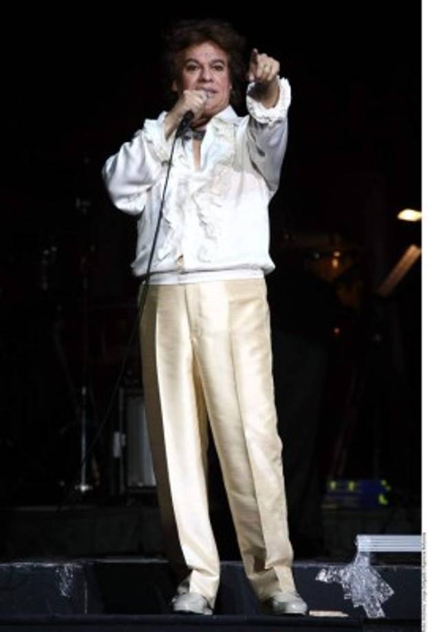 Juan Gabriel se caracterizaba por usar mascadas cortas o largas y en tonos brillantes, broches de pedrería, flores en trajes y accesorios, los turbantes, los botines con tacón español y abanicos.