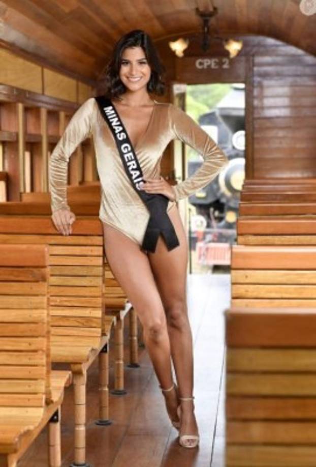 Júlia tiene una larga historia en el campo de los concursos de belleza. Primero compitió por 'Miss Mundo Minas Gerais', donde finalmente se convirtió en la ganadora y representó a su estado en el concurso nacional 'Miss Mundo Brasil 2015', que selecciona a la representante brasileña en Miss Mundo , convirtiéndose en la semifinalista Top 10.<br/>