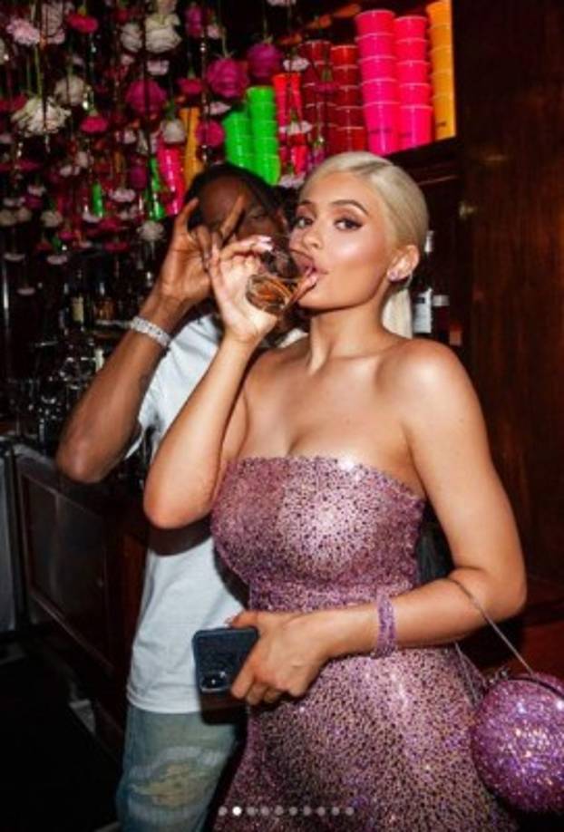 Kylie lució un minivestido rosa y un mono adornado con más de 70,000 cristales de Swarovski con el que impactó, sin embargo, hubo otra 'estrella' de la noche.