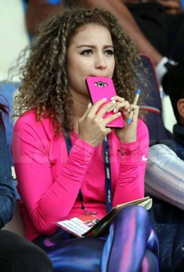 La hermosa periodista Mayra Tercero estuvo en las gradas observando el partido.