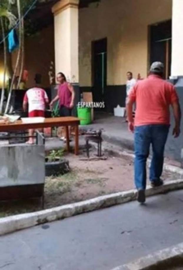 Esta es otra de las fotos de Ronaldinho en la cárcel. Al excrack brasileño se le ve relajado y en este momento estaba preparando su almuerzo.