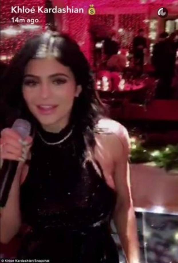 Kylie cantó hasta en Navidad.