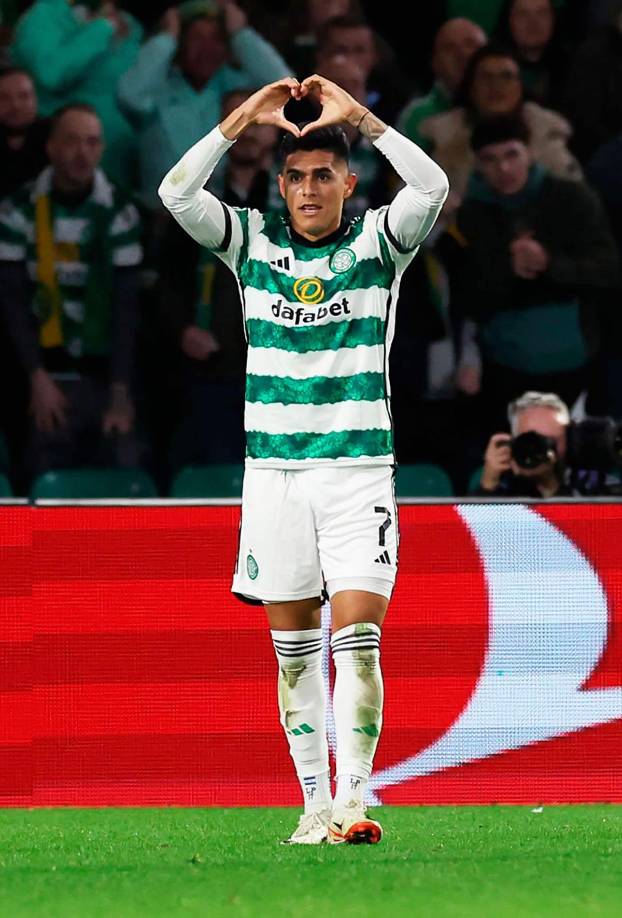 Luis Palma celebrando su golazo contra la Lazio haciendo l gesto de corazón con las manos.