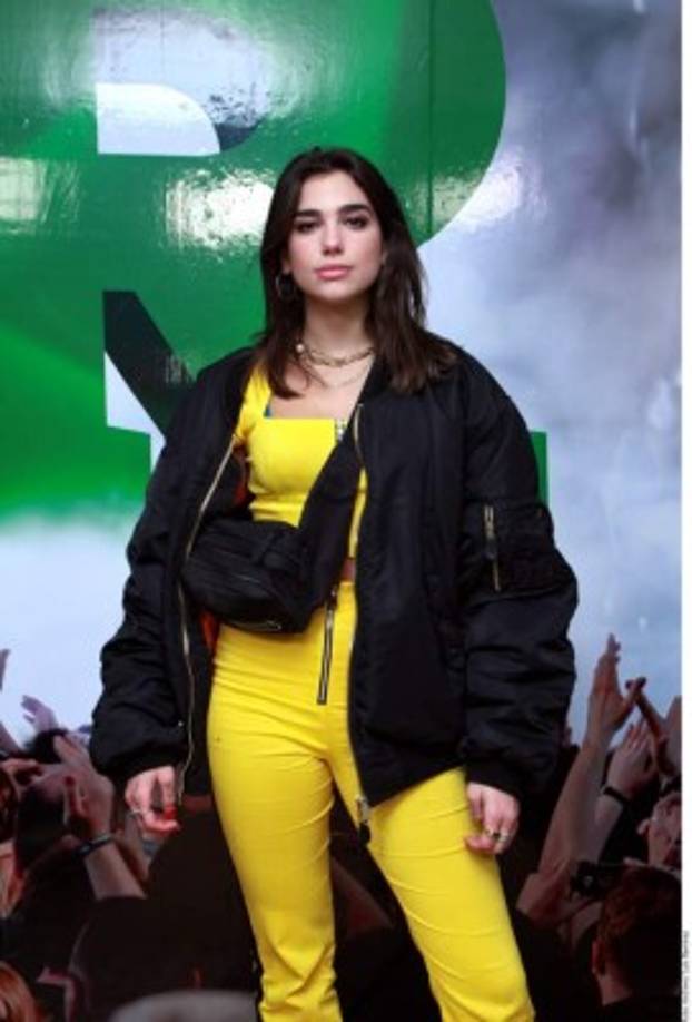 La intérprete, nacida en Londres e hija de albaneses, había asegurado que daría una de sus mejores actuaciones en el escenario por mera convicción y no precisamente porque los ojos de millones de personas en el planeta estarían sobre ella.