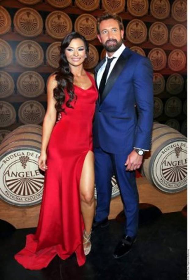 Los actores Irina Baeva y Gabriel Soto posaron para las cámaras durante la presentación de la nueva telenovela Vino el Amor.