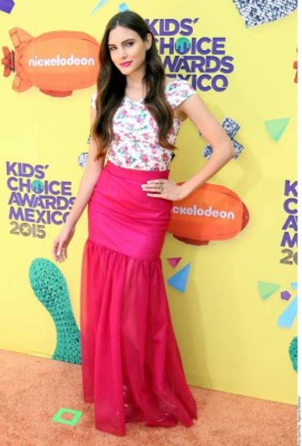 Macarena Achaga desfiló por la alfombra naranja.