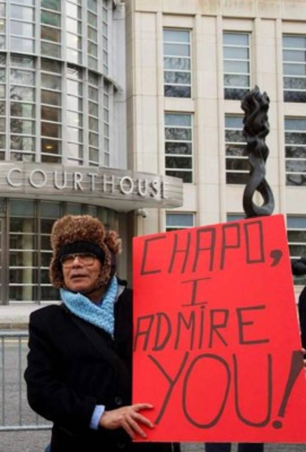 El detenido llegó acompañado de numerosos agentes de policía, mientras que otros muchos custodiaban el juzgado y un helicóptero sobrevolaba la zona.<br/>