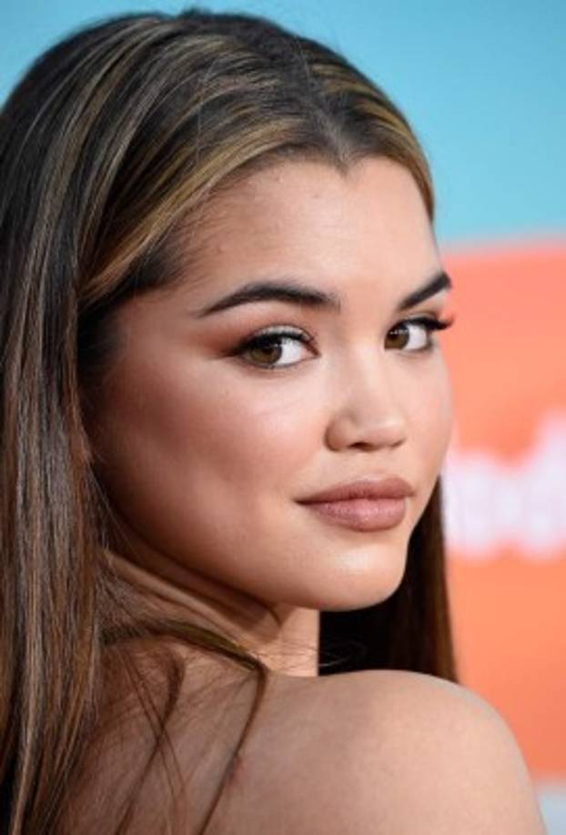 La actriz Paris Berelc impactó con su peinado y vestuario.