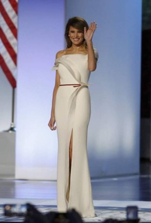 Melania, cuyas apariciones públicas son contadas desde que Donald Trump llegó a la Casa Blanca el 20 de enero, tiene una imagen positiva ante los estadounidenses con una aprobación del 52%, según una encuesta de la cadena CNN.