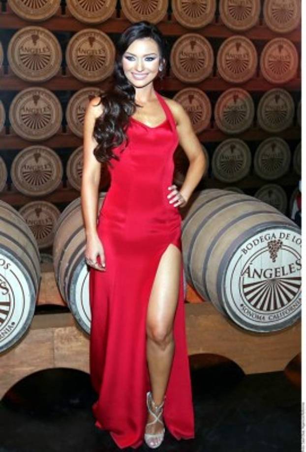 La actriz Irina Baeva lució con un vestido color rojo, durante la presentación de la nueva telenovela Vino el Amor.