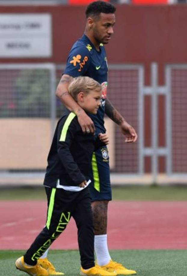 Neymar se mostró muy cariñoso con su retoño en el entrenamiento de Brasil.
