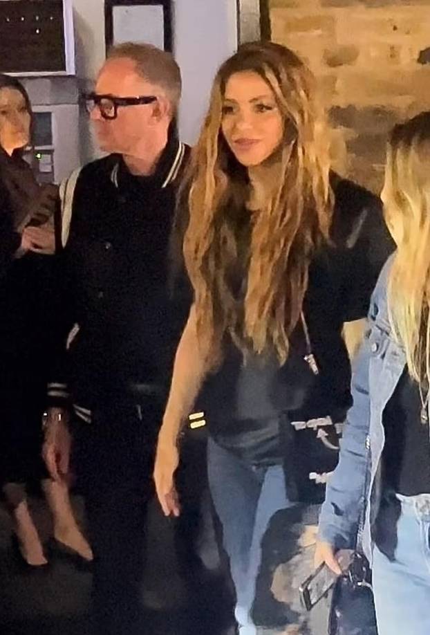 Una persona que estuvo presente en el lugar le dijo a The Sun: “Después de ver a Lewis llegar tercero en Silverstone, Shakira se unió a él para una fiesta masiva en el club nocturno Tape London”.