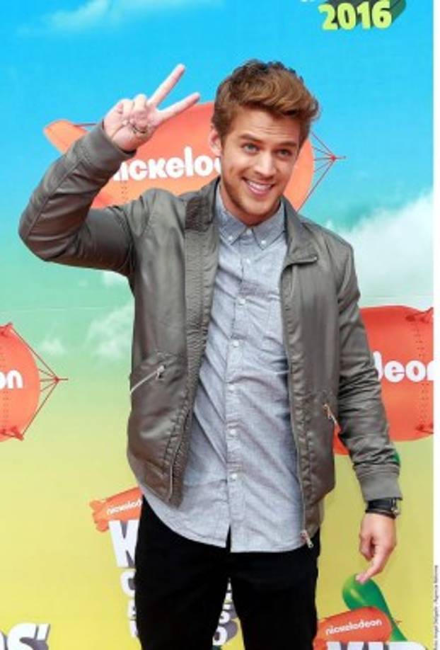 El actor Polo Morín estuvo presente durante la alfombra naranja de los Kids' Choice Awards México 2016, en el lobby del Auditorio Nacional.<br/>