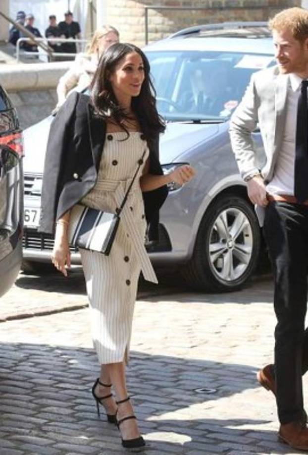 Meghan apuesta por combinar sus atuendos con colores neutros, y nunca le faltan sus 'stilettos'.