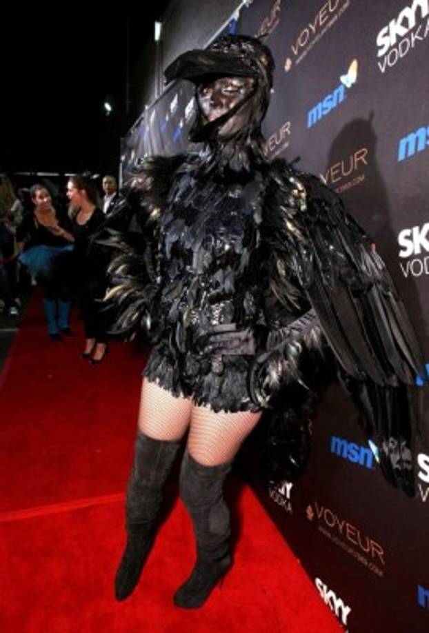 En el 2009 se transformó en cuervo que contaba con gran cantidad de plumas, maquillaje en el rostro y botas de gamuza negra.