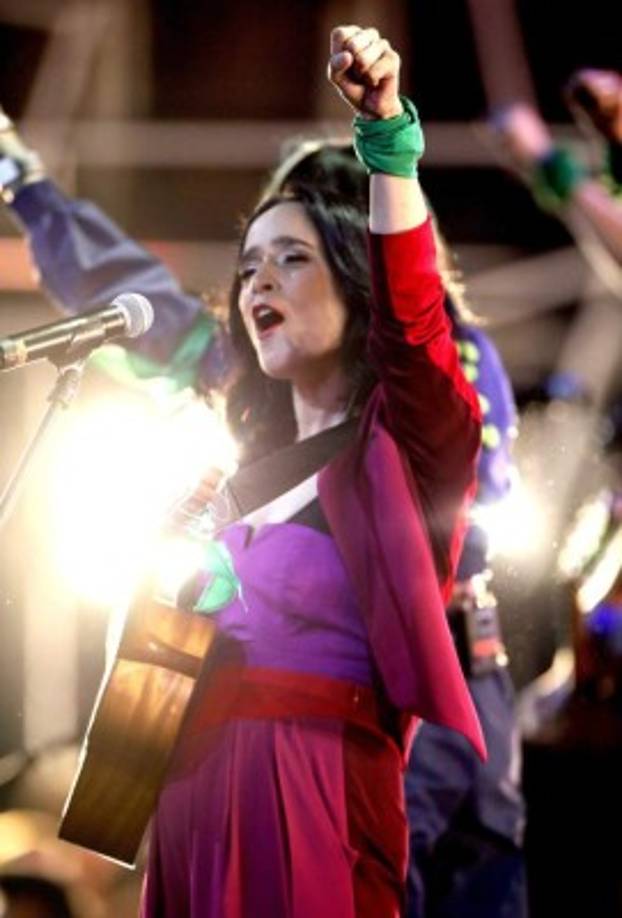 La mexicana salió al escenario con un sencillo traje lila, su guitarra colgada al cuello y el pañuelo verde amarrado a la muñeca.