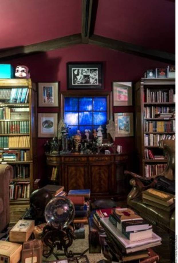 <br/>'Los monstruos sólo existen si los amas profundamente. Espero contagiar lo que me inspiran: La belleza en el horror y el horror en la belleza. Mi esperanza es que la gente experimente la belleza horrorífica de mi mente.<br/>