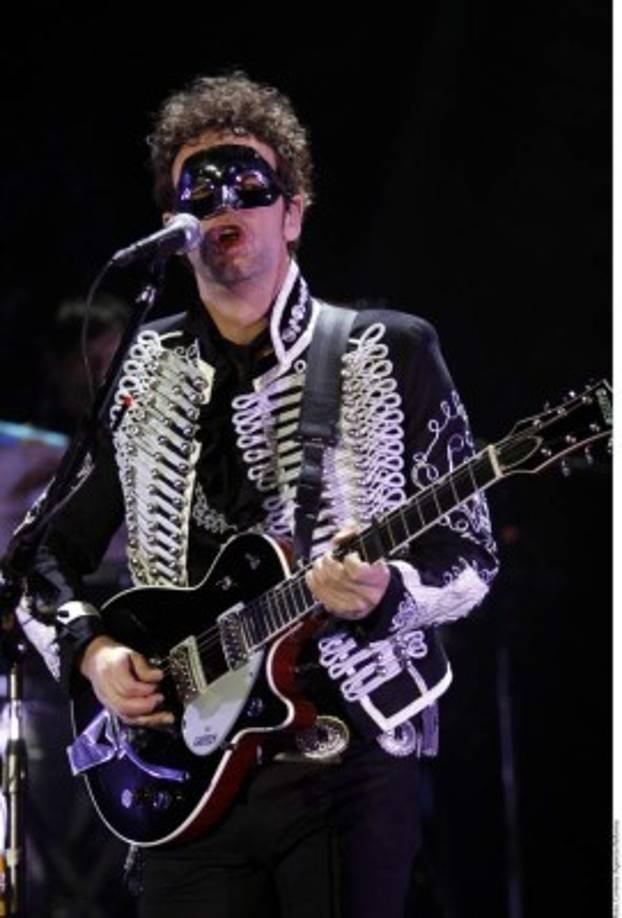 Entre 1985 y 1988 paralelo a Soda Stereo fue miembro de banda Fricción, banda liderada por Richard Coleman pero su trabajo era sólo en guitarras y en coros.