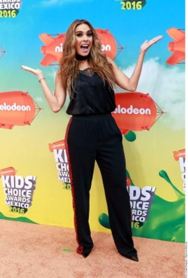 La actriz y conductora Galilea Montijo destacó por su sencillez y carisma durante la alfombra naranja de los Kids' Choice Awards México 2016.
