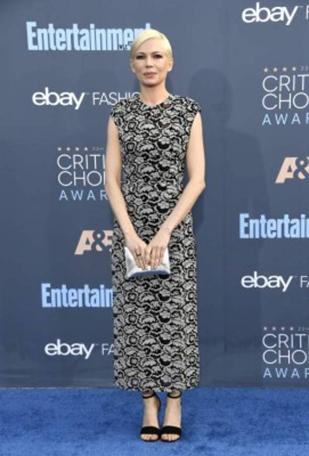 Michelle Williams, fiel a su estilo sobrio, con un vestido de encaje de Louis Vuitton.