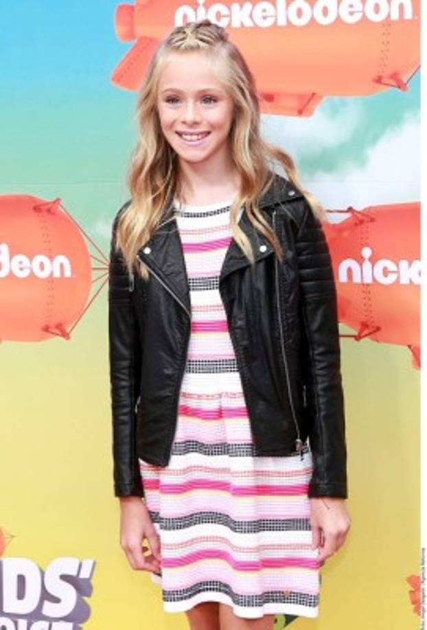 La actriz Loreto Peralta lució muy sonriente durante la alfombra naranja de los Kids' Choice Awards México 2016, en el lobby del Auditorio Nacional.