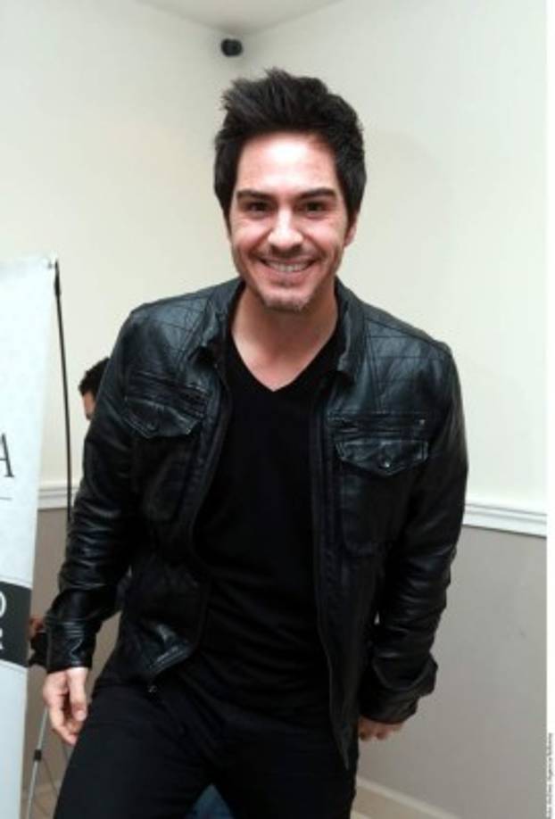 Mauricio Ochman. El actor hace unos años aceptó que su adicción a las drogas y el alcohol se debió porque nunca conoció a sus padres biológicos. “A mí me adoptan en Washington DC, y a mis padres biológicos no los conozco ni nunca los conocí. Mi mamá adoptiva, me acoge con el esposo de su primer matrimonio y cuando se divorcian me voy a México con ella donde se casa con el alemán, y me da su apellido Ochmann, y me cría. Es al que considero papá.