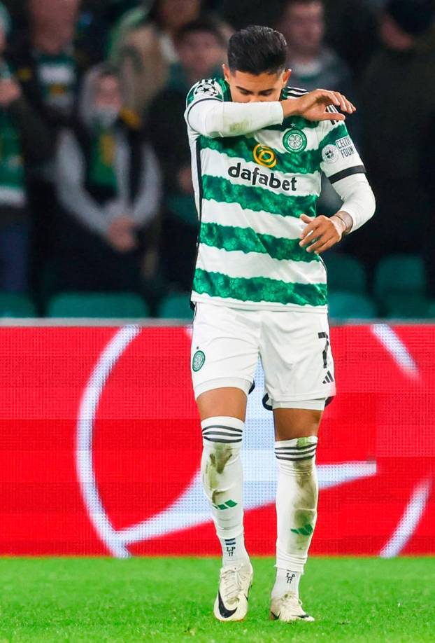 El delantero hondureño recibió tarjeta amarilla por quitarse la camiseta en la celebración.