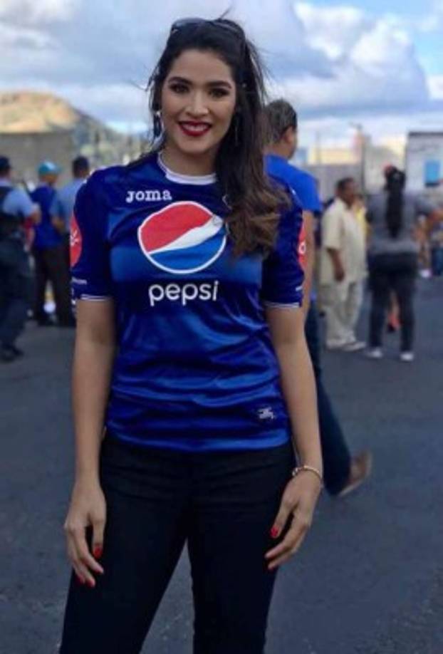 Carolina Lanza: Linda periodista de HCH seguidora del Motagua.