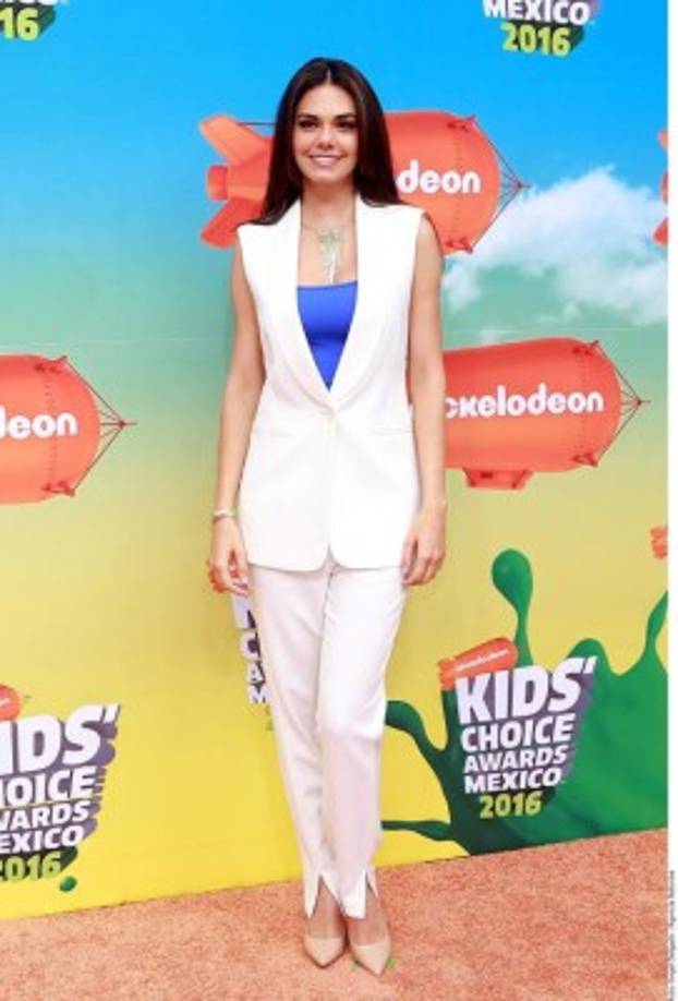 La actriz Livia Brito robó más de un suspiro durante su paso por la alfombra naranja de los Kids' Choice Awards México 2016, en el lobby del Auditorio Nacional.<br/>