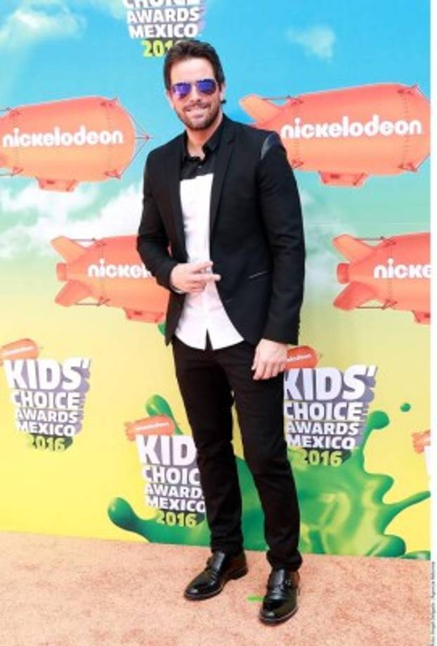El actor y cantante Mane de la Parra lució durante su paso por la alfombra naranja de los Kids' Choice Awards México 2016, en el lobby del Auditorio Nacional.<br/>