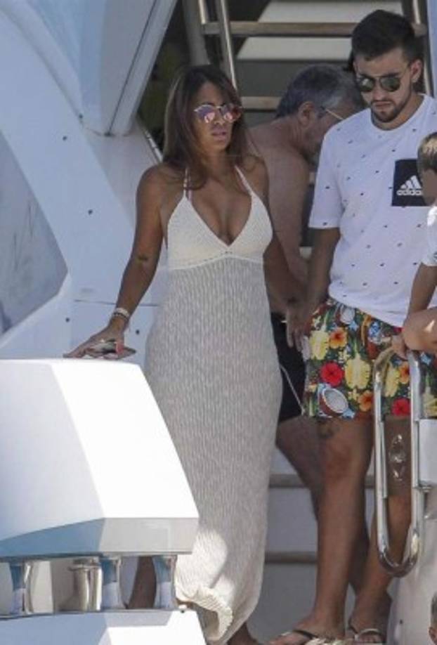 Antonella hace solo 4 meses dio a luz a su tercer hijo, Ciro. La chica sigue mostrando su cuerpazo y deslumbra en Ibiza. FOTO GTRES.